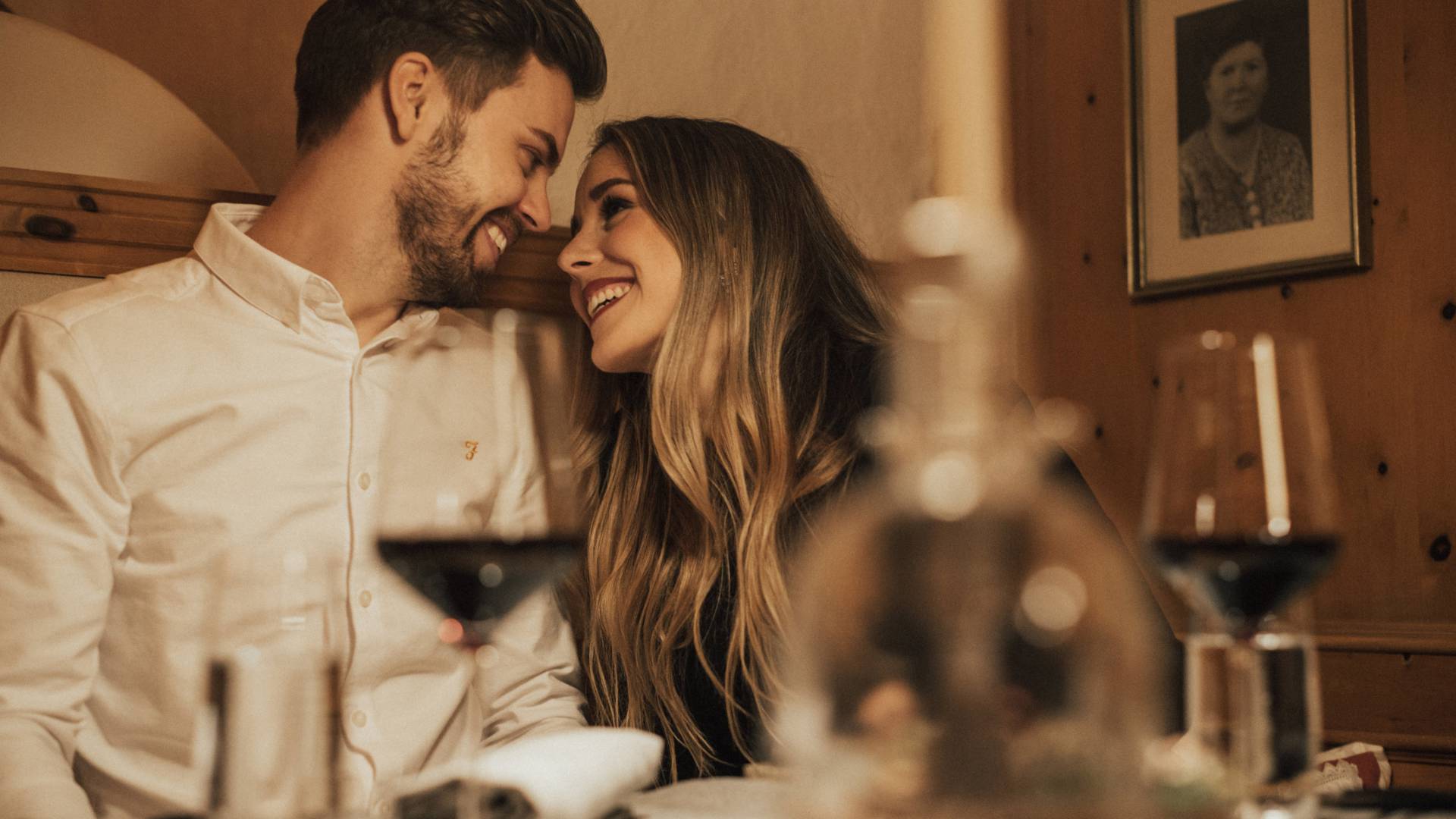 Paar genießt romantisches Dinner im Hotel das Rübezahl