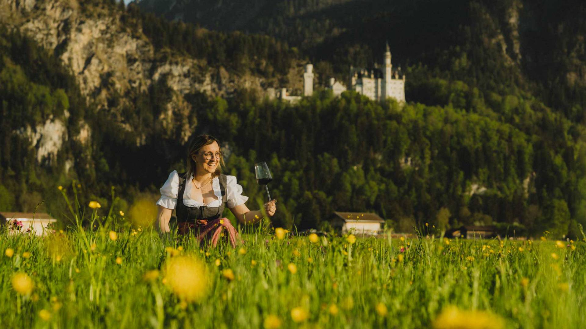 Weingenuss mit Blick aufs Schloss im Sommer