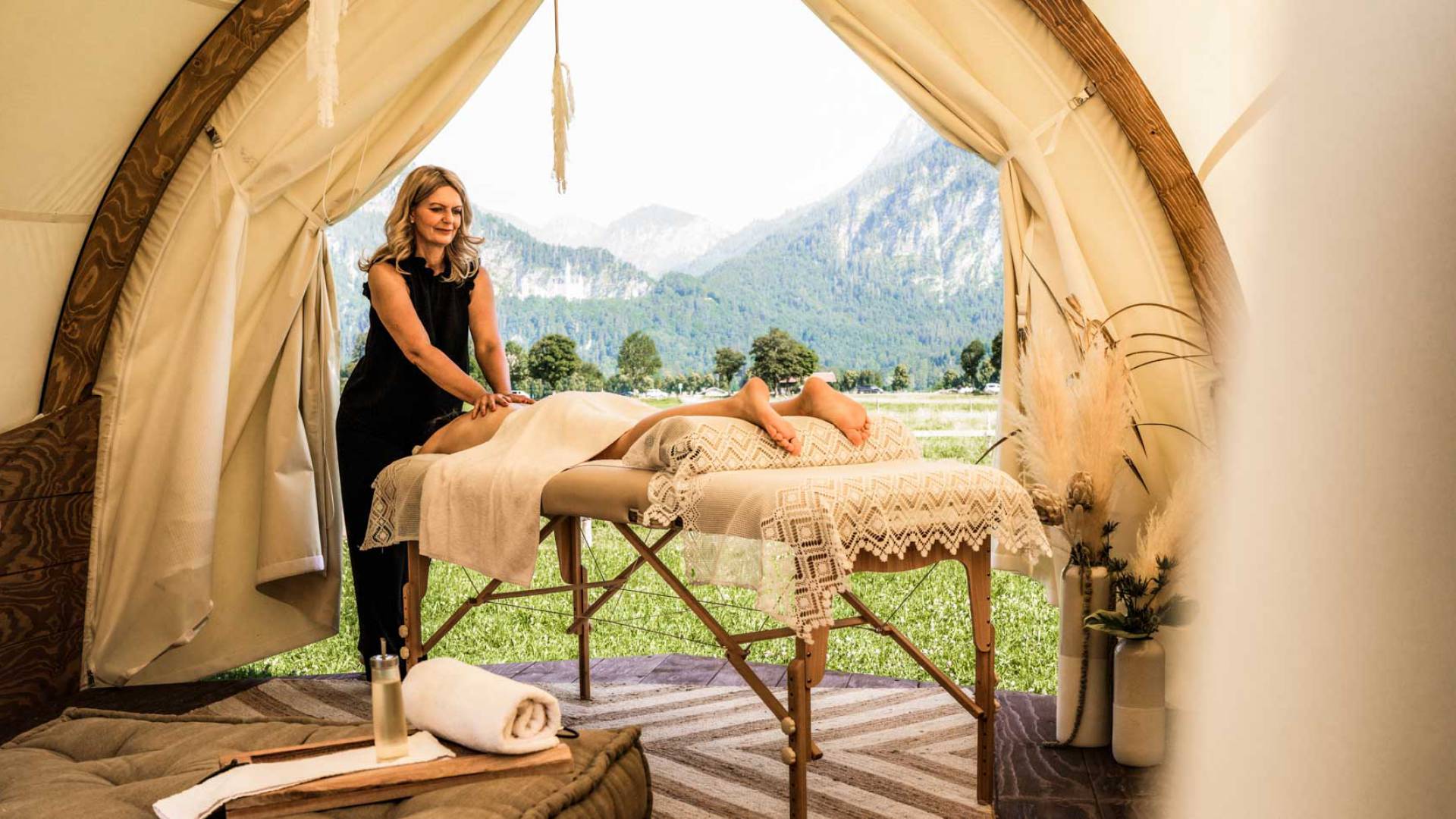 Wellnessanwendungen in Schwangau - Person erhält Massage in Zelt