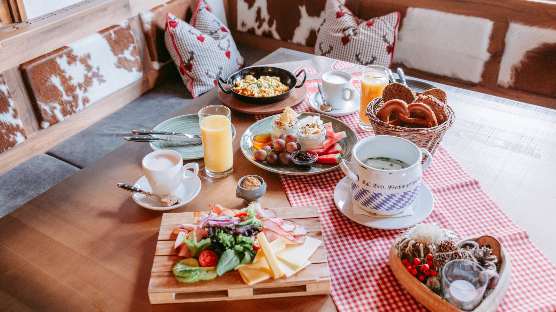 Frühstückstisch in der Rohrkopfhütte am Tegelberg