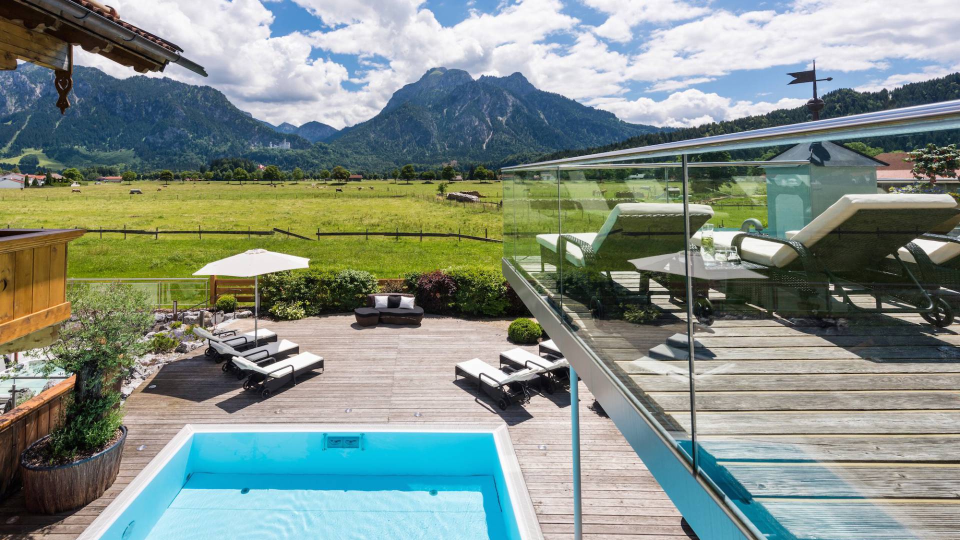 Hotel mit Pool im Allgäu und Bergblick