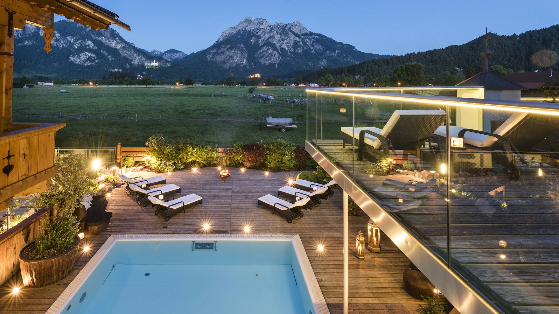 Abend Ambiente am Außenpool mit Bergblick Hotel das Rübezahl