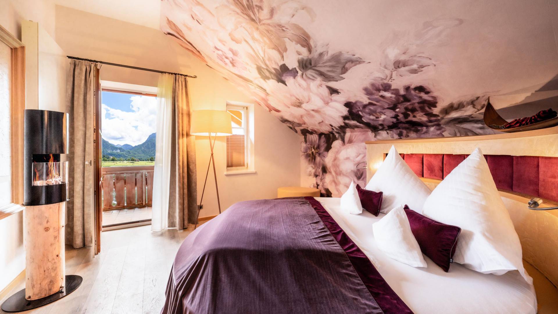 Hotelzimmer mit rundem Bett und Bergblick