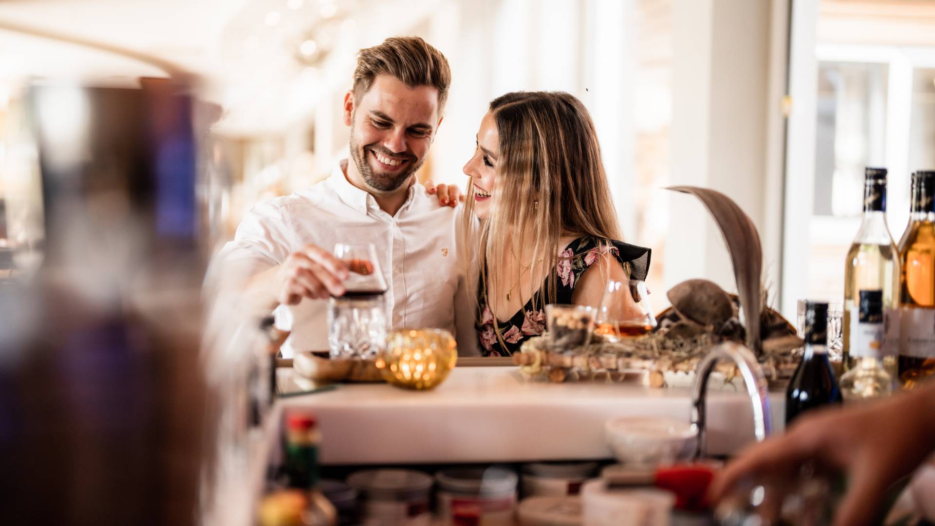 Hotel für Geniesser - Paar genießt die Vielfalt an Cocktails an der Hotelbar im das Rübezahl