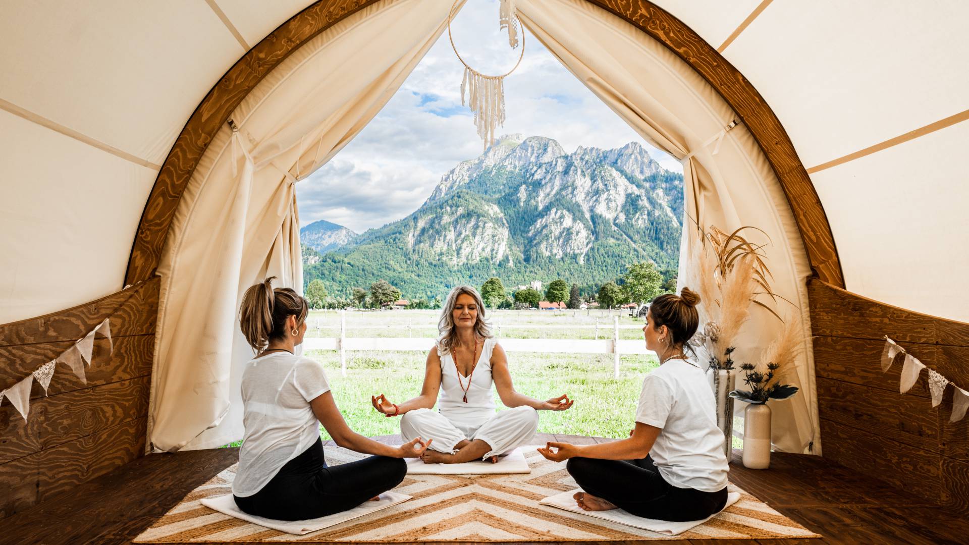 Yoga Retreat im Allgäu - Frauen beim Meditieren in Zelt