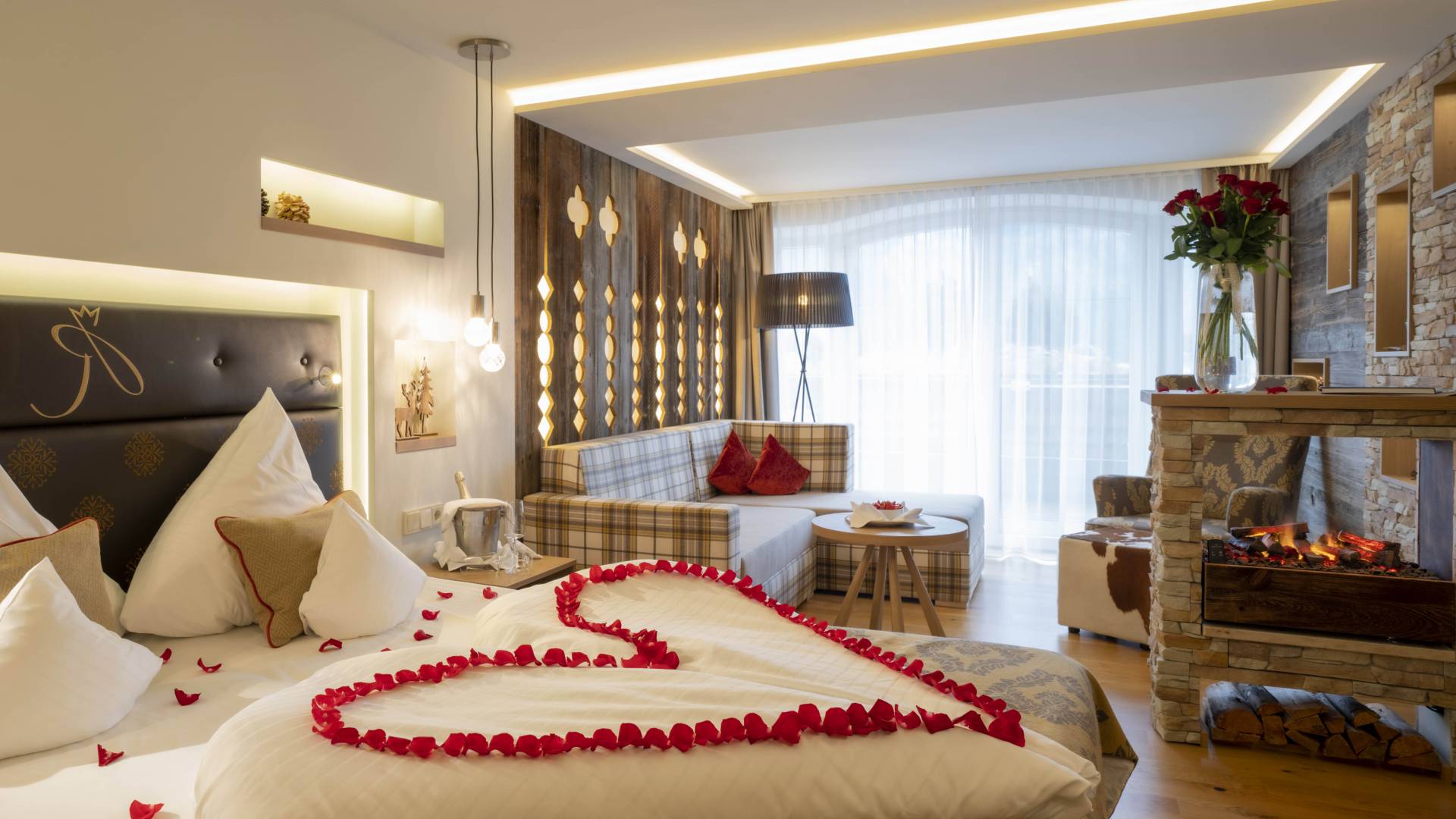 Hotelzimmer dekoriert mit Rosenblätter in Herzform