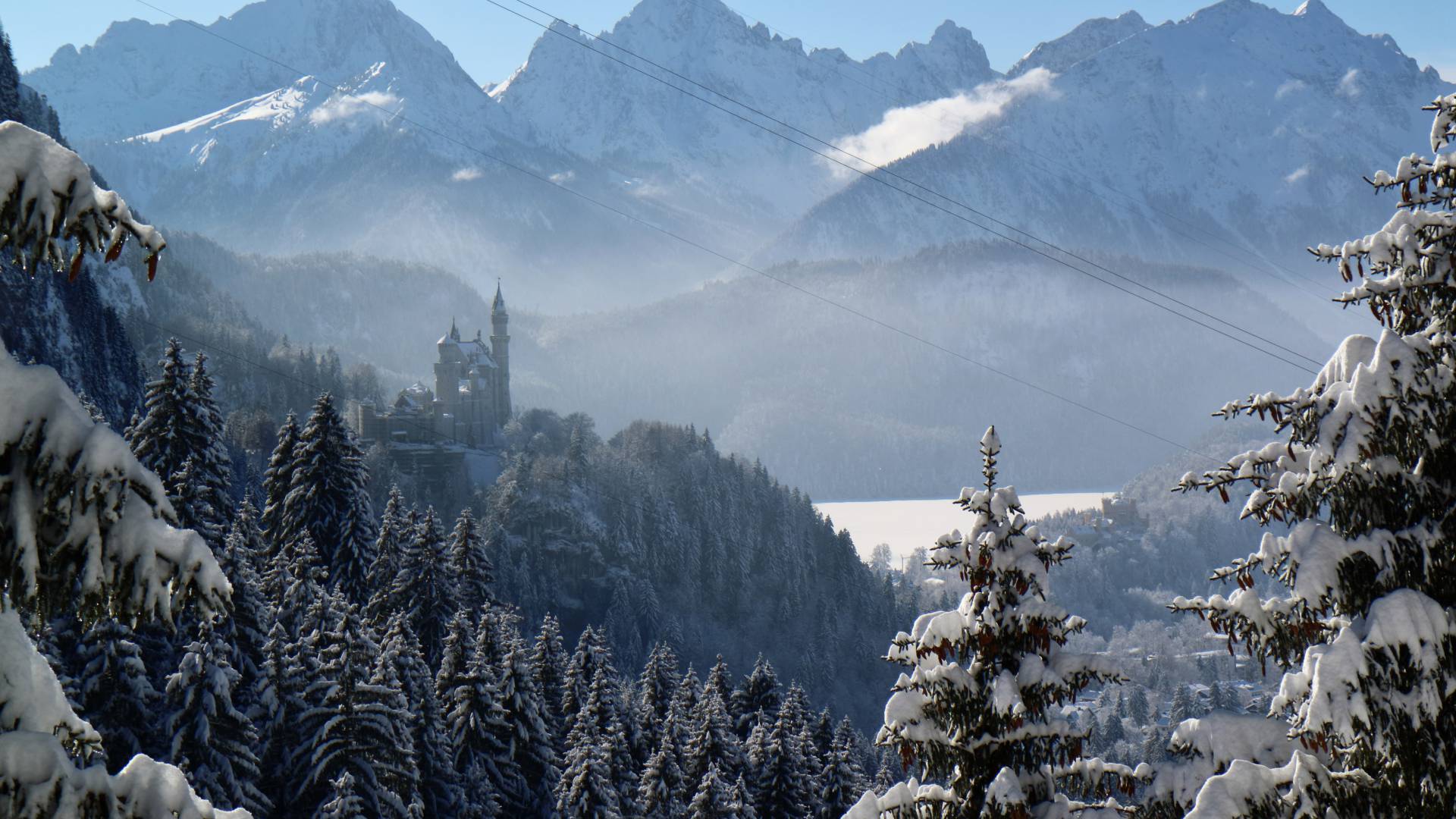 Schloss Neuschwanstein in Winterlandschaft