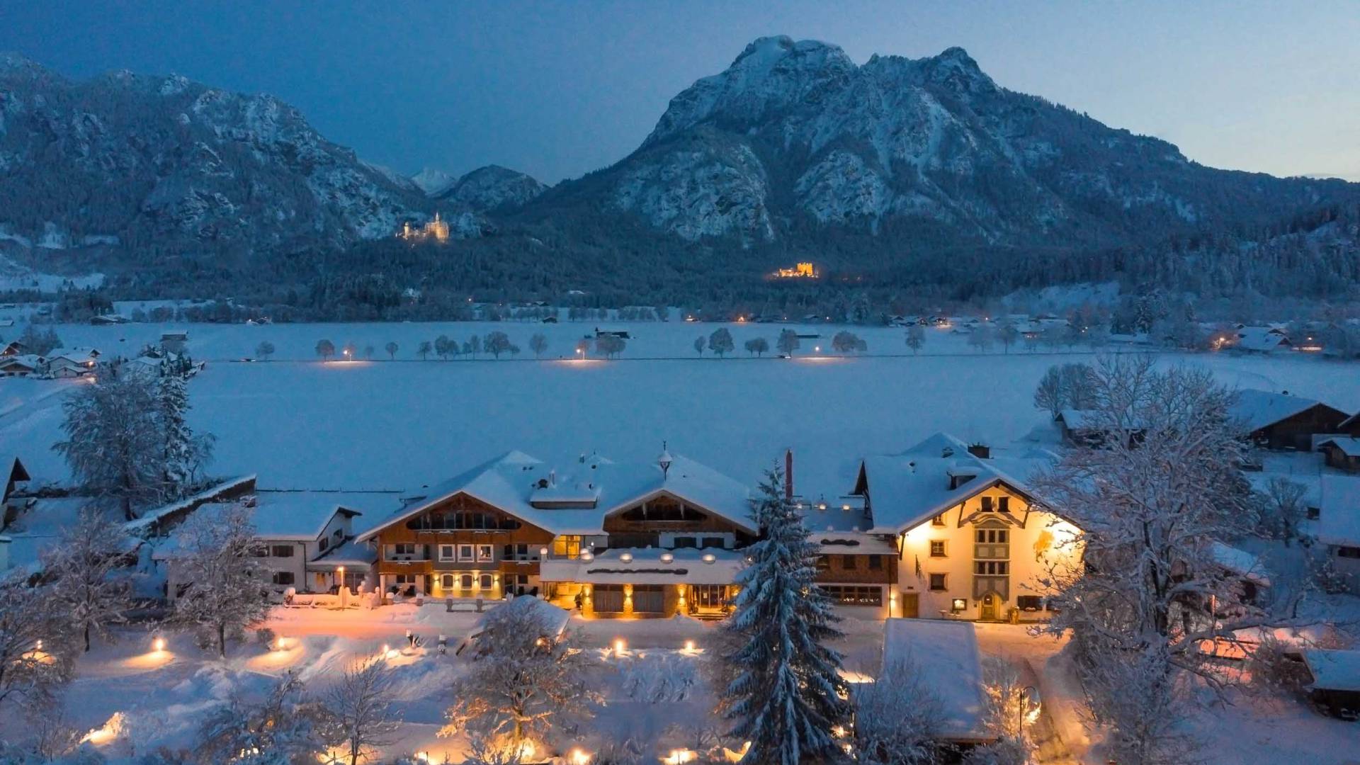 Winterurlaub im Allgäu: Panorama auf Berge und Neuschwanstein