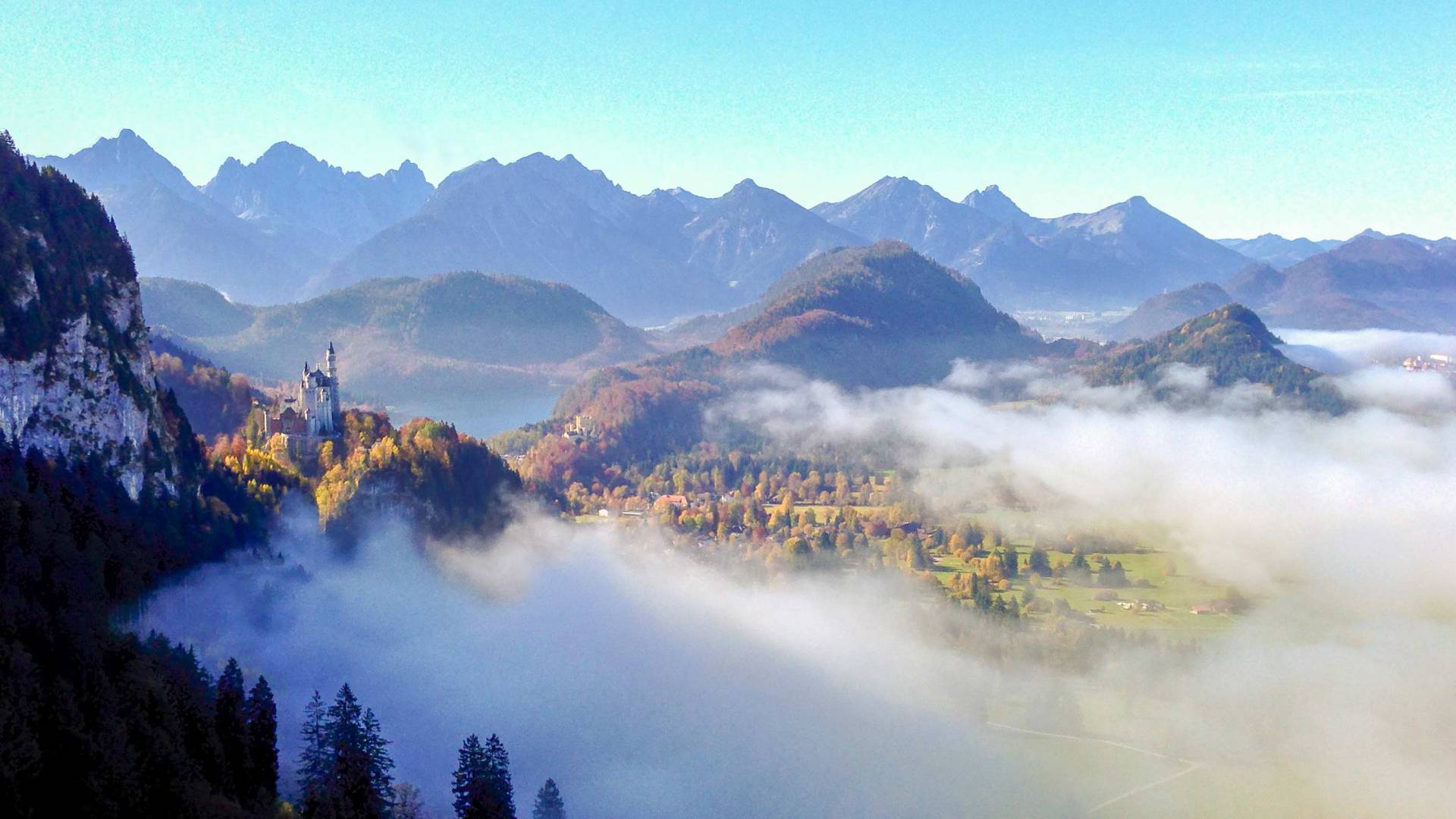 Schloss Neuschwanstein im Morgennebel