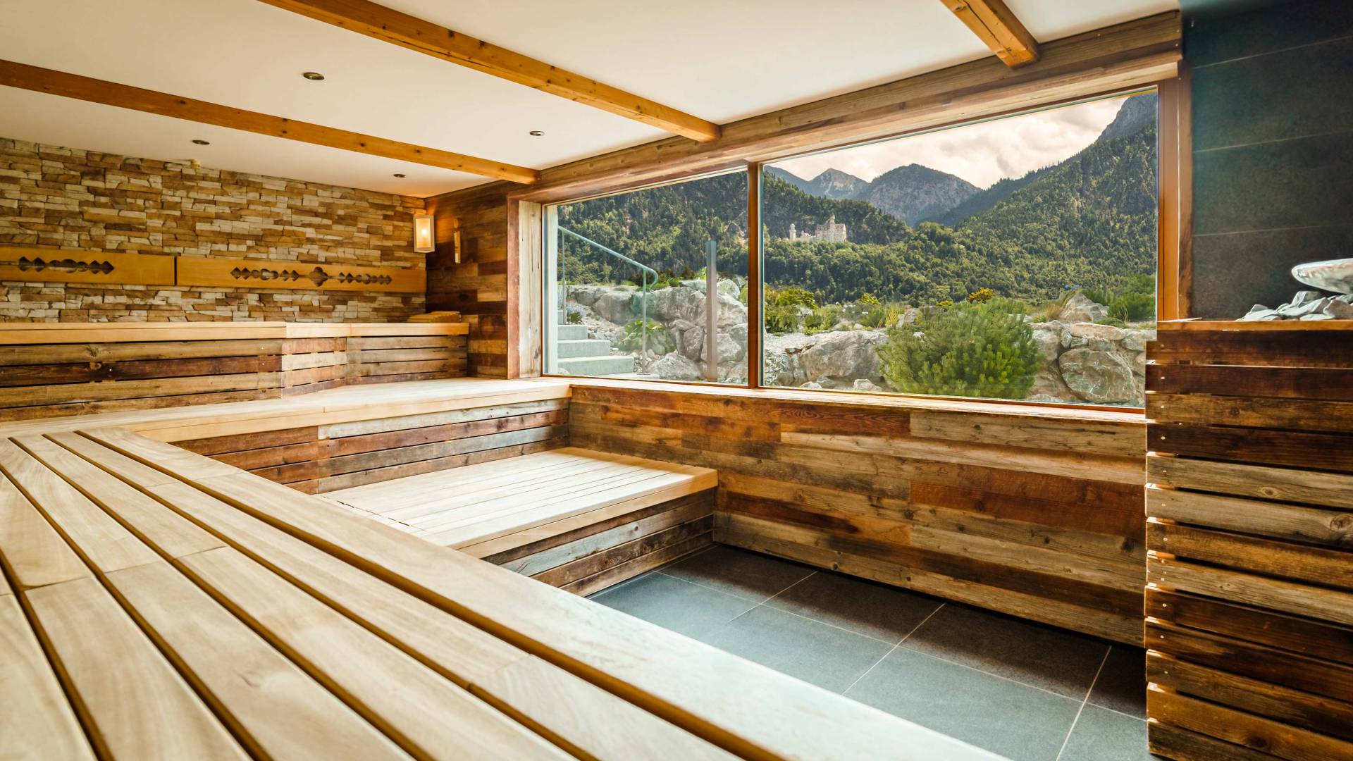 Wellness-Sauna mit Panorama Blick auf Schloss Neuschwanstein