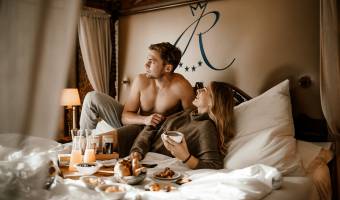 Romantikhotel das Rübezahl - Ein Hotel für Verliebte. Paar genießt die Zeit zu zweit in einer Luxus-Suite.