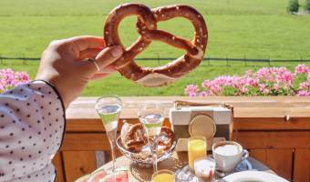 Genussurlaub Allgäu - Frühstück mit Blick aufs Schloss und die Allgäuer-Berge