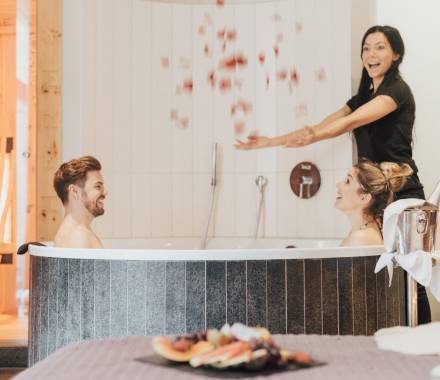 Paar in Badewanne - Privat Spa Wellness im Allgäu