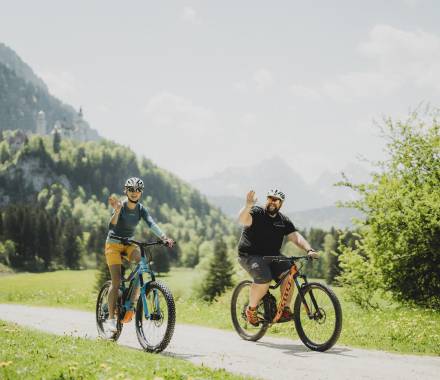 Biken im Allgäu - Personen auf Rad winken in die Kamera