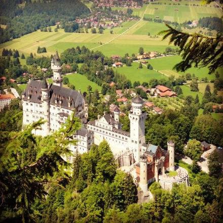 Schloss Neuschwanstein im Sommer von oben