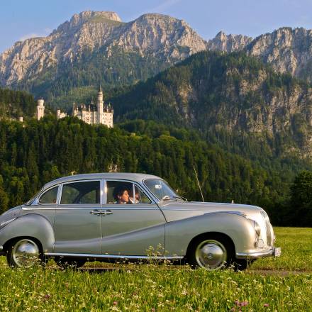 Schloss Neuschwanstein Oldtimer-Fahrt im Sommer