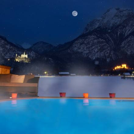 Außenpool bei Mondschein im Wellnesshotel Das Rübezahl