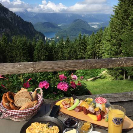 Frühstück mit Aussicht auf Berge und See