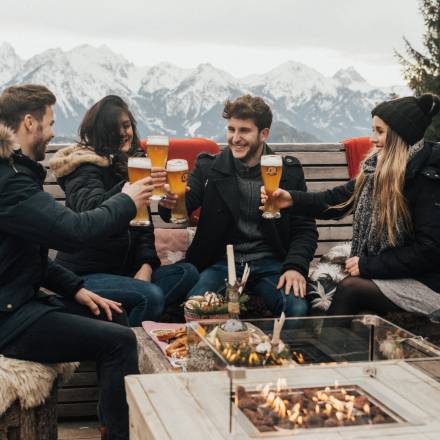 Personen bei Jause auf der Rohrkopfhütte am Tegelberg