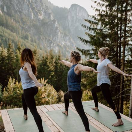 Yoga Retreat - Frauen beim Yoga in der Natur
