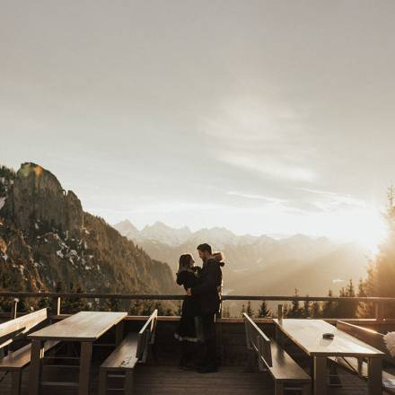 Sonnenuntergang auf Berghütte mit Panoramablick