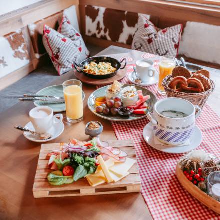 Frühstückstisch in der Rohrkopfhütte am Tegelberg