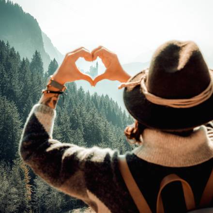 Allgäu lässt Wanderherzen höher schlagen - Wanderin zeigt Herz mit den Händen