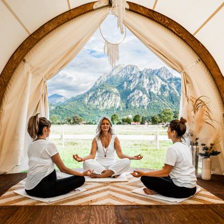 Yoga Retreat im Allgäu - Frauen beim Meditieren in Zelt