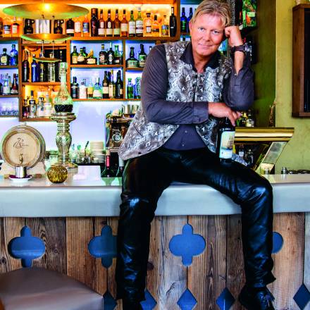 AlpenRausch Bar Barkeeper sitzt auf Trese