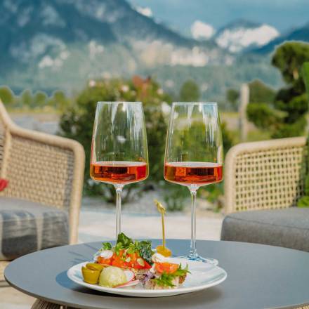 Wein und Snacks im Rübezahl Garten mit Blick auf Neuschwanstein