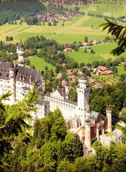 Schloss Neuschwanstein im Sommer von oben