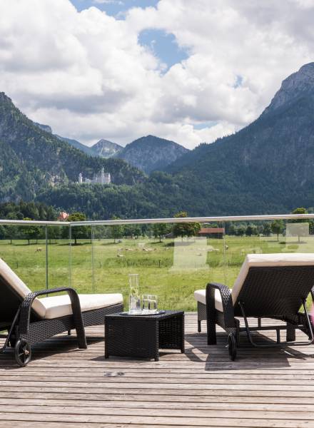 Gemütliche Ruheliegen mit Blick auf das Schloss Neuschwanstein