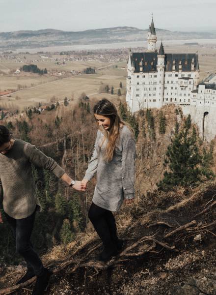 Paar beim spazieren am Schloss Neuschwanstein