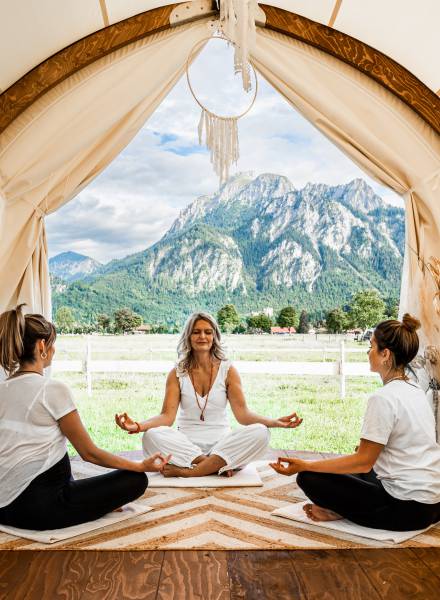 Frauen beim Meditieren in Zelt