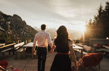 Romantische Zeit auf der Rohrkopfhütte - Paar halten Händchen im Sonnenuntergang