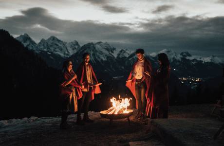 Romantische Zeit auf der Rohrkopfhütte - Paar halten Händchen im Sonnenuntergang