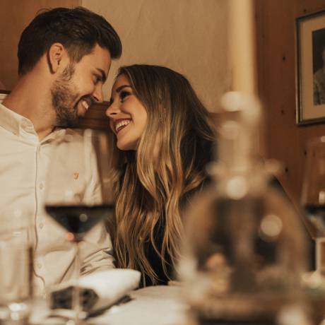 Hotel für Geniesser - Paar genießt romantisches Dinner im Hotel das Rübezahl