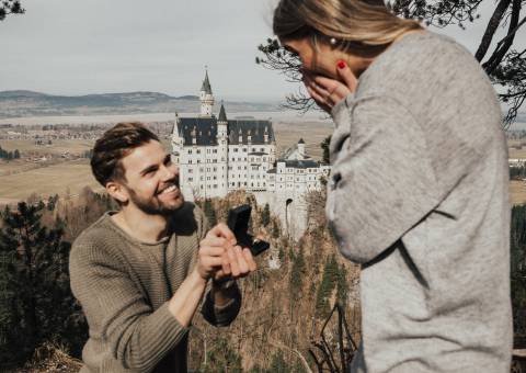 Mann macht Frau Antrag am Schloss Neuschwanstein