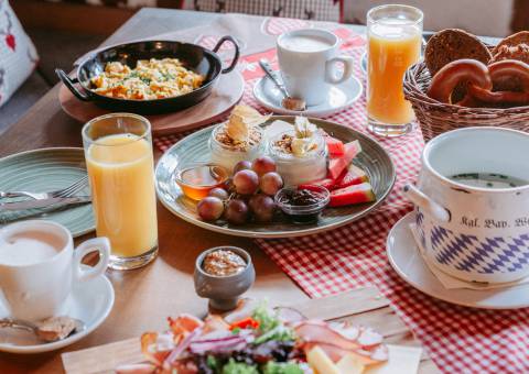 Berghütte am Tegelberg - Frühstückstisch