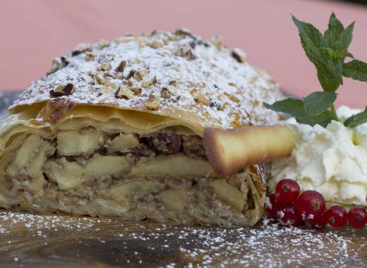 Apfelstrudel mit Sahne