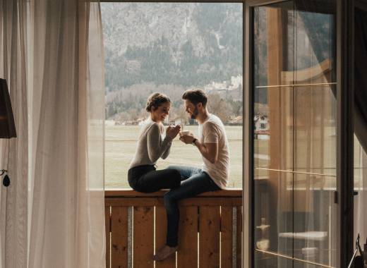 Lachendes Paar auf Hotelbalkon