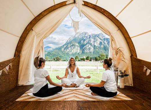 Yoga Retreat im Allgäu - Frauen beim Meditieren in Zelt