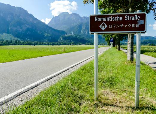 Straßenschild Romantische Straße im Allgäu