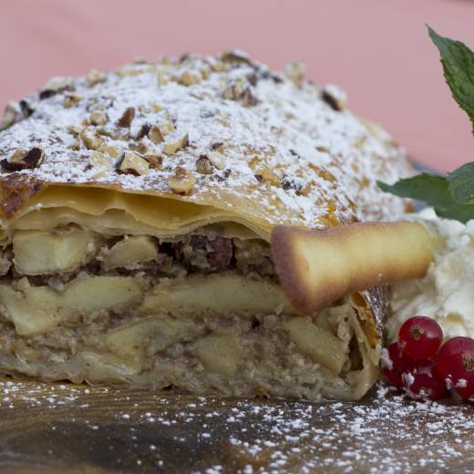 Apfelstrudel mit Sahne