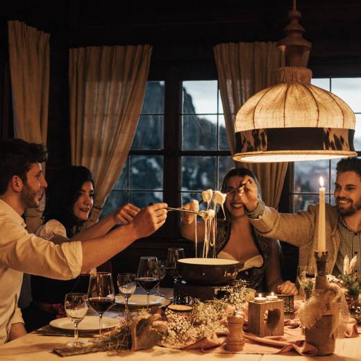 Fondue Abend mit Freunden auf der Berghütte am Tegelberg