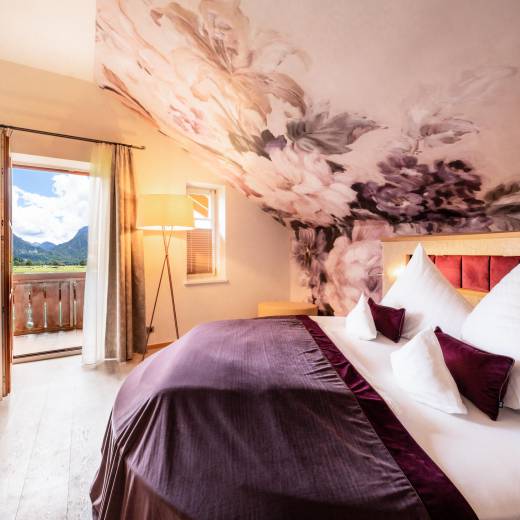 Romantisches Zimmer mit Kamin und Blick auf Schloss Neuschwanstein im Allgäu