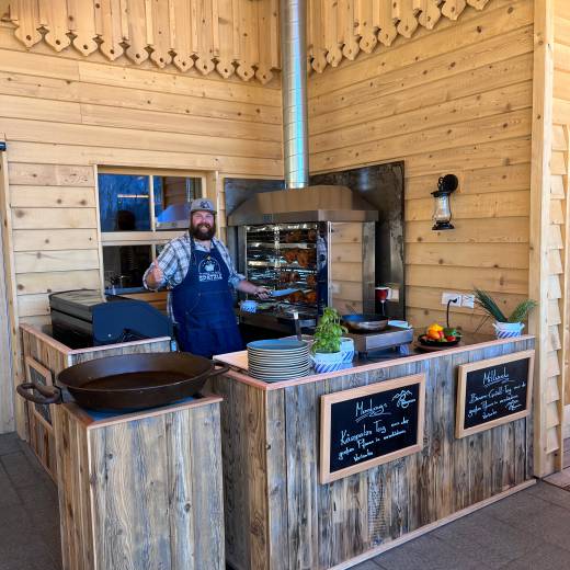 Hotelkoch Basti beim BBQ Grillen auf der Berghütte Rohrkopfhütte im Allgäu