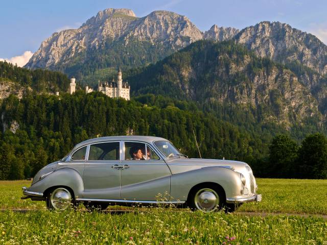 Schloss Neuschwanstein Oldtimer-Fahrt im Sommer