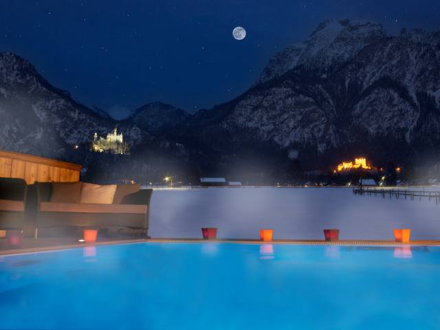 Außenpool bei Mondschein im Wellnesshotel Das Rübezahl