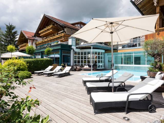 Außenpool mit Ruheliegen im Hotel Rübezahl in Schwangau bei Füssen